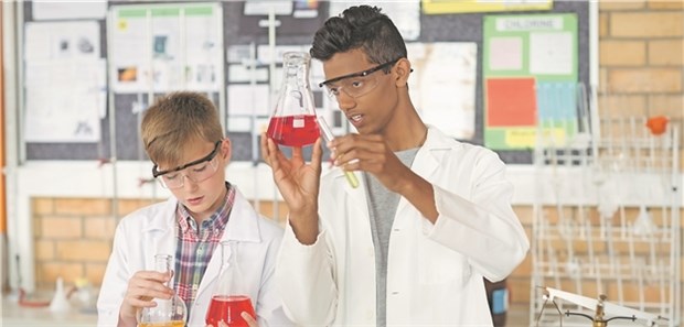 Nachwuchs entwickelt pfiffige Lösungen für die Medizin Chemisch-medizinische Fragestellungen begeistern bereits Schüler und wecken bei einigen von ihnen den Forschergeist.