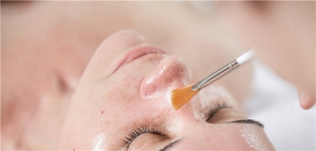 Chemische Peelings sind effektiv und erfordern praktisch keine Investitionen.  (Symbolbild mit Fotomodell)