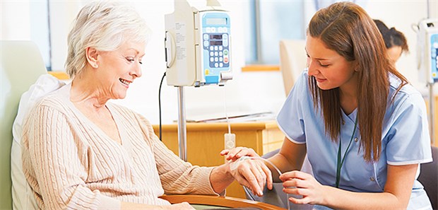 Chemotherapie: Auch ältere Frauen mit Mammakarzinom erhalten häufig eine solche Behandlung.