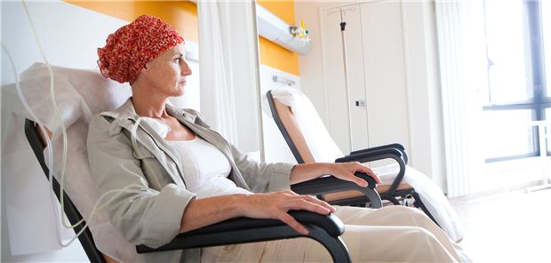Chemotherapie: Wird eine Zweitmeinung zum optimalen Vorgehen eingeholt, lassen sich oft geplante Behandlungen deeskalieren, so Ergebnisse einer US-Studie. Das kann die Morbidität verringern.