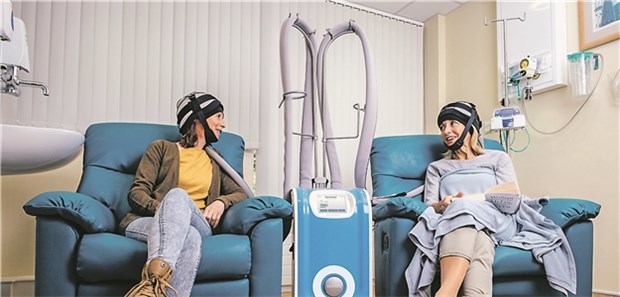 Chemotherapie: Kühlkappen bremsen den Haarausfall Chemotherapie bei Krebs: Gegen Haarausfall wird die Kopfhaut während und nach der Zytostatika-Infusion gekühlt. © Paxman