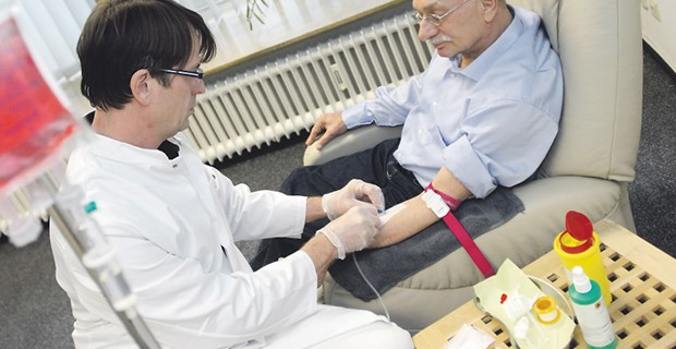 Oben auf der Agenda von Fachärzten: Fairer Wettbewerb Chemotherapie bei einem niedergelassenen Onkologen: Fachärzte warnen vor einer unkontrollierten Öffnung von Krankenhäusern.