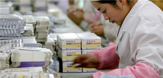 Eine Mitarbeiterin in einem chinesischen Pharmaunternehmen