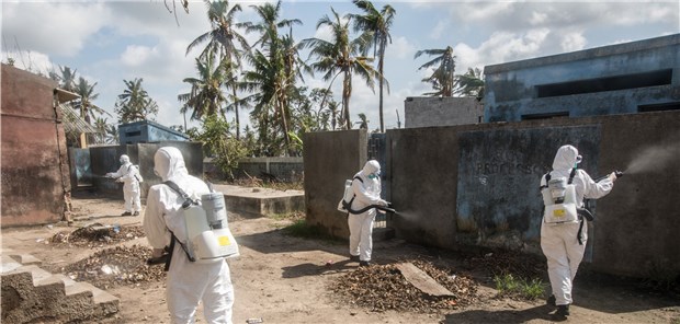 Erste Cholera-Tote in Mosambik Chinesische Helfer besprühen eine Schule in Beira mit Desinfektionsmittel.