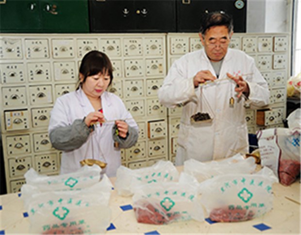 TCM-Granulate gelten rechtlich als Arzneimittel Chinesische Pharmazeuten füllen TCM-Arzneien ab: Importierte Granulate gelten in Deutschland als Arzneimittel.