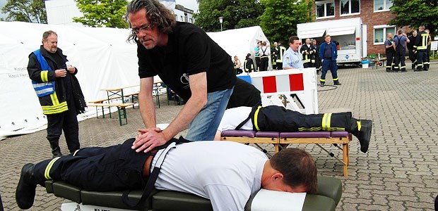 Ein Helfer für die Helfer Chiropraktiker Pierre André Wedking ist von Bielefeld ins Flutgebiet gefahren, um Helfern ihre Wirbelsäule wieder zurecht zu rücken.