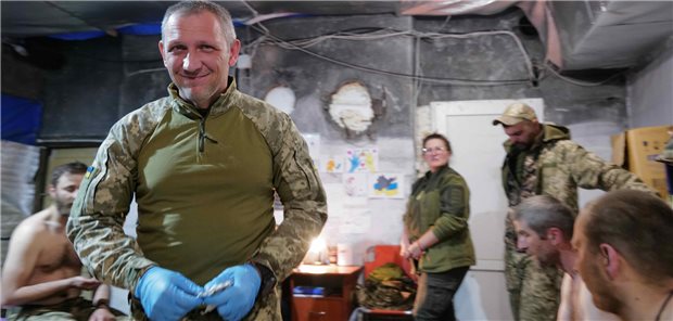 Chirurg Dmytro leitet den Stabilisierungspunkt. Über zwei Jahre Krieg stecken ihm in den Knochen, der Arzt ist ganz Soldat geworden.