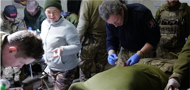 Chirurg Dmytro versorgt am Rande der Bachmut-Front einen Verletzten.