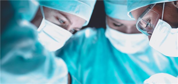 Chirurgen bei der Arbeit: Für 244 Prozeduren soll es künftig möglich sein, über Hybrid-DRG abzurechnen. Wie das Ganze organisiert ist, bleibt allerdings zum Jahreswechsel offen.