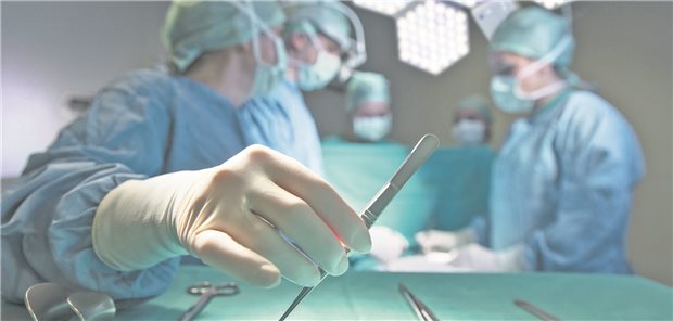 Chirurgen bei der Arbeit: Nicht alle Operationen lassen sich ambulant erbringen, aber viele mehr als heute. Darüber sind sich alle Experten einig.
