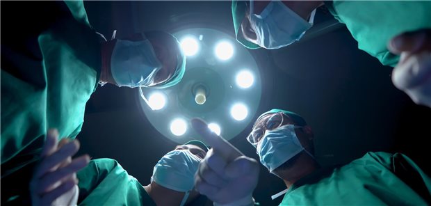 Chirurgen bei der Arbeit