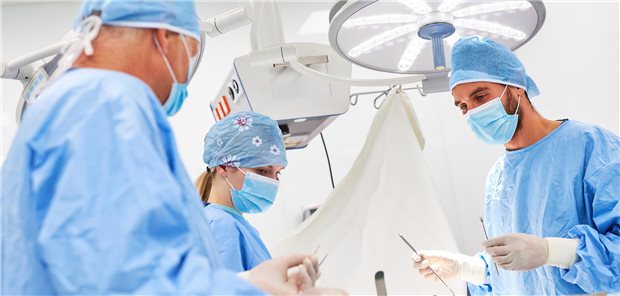 Chirurgie Team bei der Operation an einem Patienten im Operationssaal einer Unfallklinik