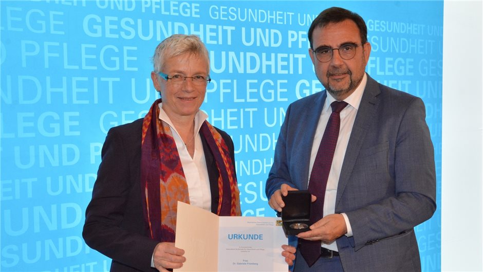 Chirurgin Dr. Gabriele Fromberg engagiert sich bei Interplast Germany dafür, dass Menschen in Entwicklungsländern dringend notwendige Operationen erhalten. Im Bild mit Gesundheitsminister Klaus Holetschek.
