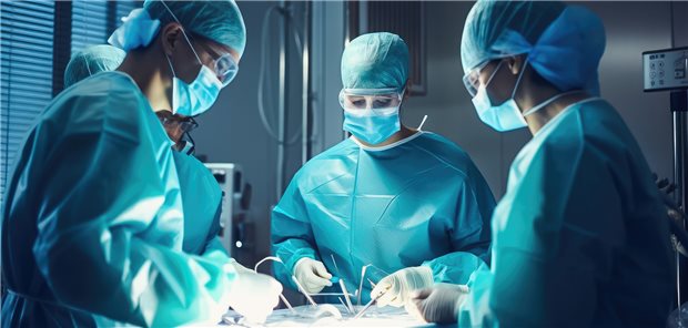 Chirurginnen im OP: Für die Hände vieler Ärztinnen sind chirurgische Instrumente offenbar zu groß. Das könnte das Risiko für Komplikationen erhöhen.