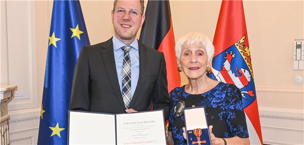 Bundesverdienstkreuz für Frankfurter Psychologin Christa Leiendecker Christa Leiendecker erhält das Bundesverdienstkreuz aus der Hand von Hessens Wissenschaftsstaatssekretär Christoph Degen.