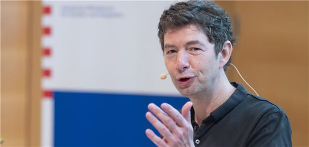 Christian Drosten bevorzugt bei nächster Pandemie Mikroskop statt Mikrofon Christian Drosten spricht bei einem Symposium zu SARS-CoV-2 an der Frankfurter Uniklinik über Herausforderungen und Lehren aus der Corona-Pandemie.