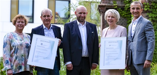 Universitätsklinikum Schleswig-Holstein: Patientensicherheit auf Herz und Nieren geprüft Christian Gröning (Mitte) überreichte im Namen der DEKRA Certification GmbH die Zertifikate für das UKSH und das ZIP an Dr. Edlyn Soeth (links, Projektleitung) und Professor Rainer Petzina (rechts, Projektleitung), Annette Nedderhoff (kaufm. Geschäftsführerin ZIP) und Professor Dr. Dr. h.c. Jens Scholz (Vorstandsvorsitzernder/CEO).