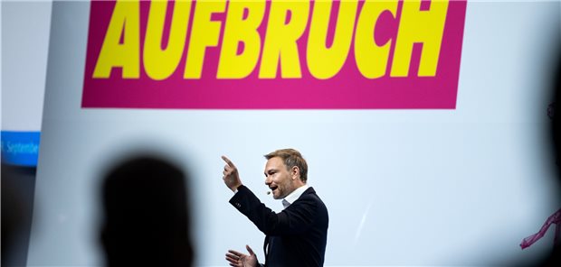 Lindner: Brauchen intelligente Maßnahmen gegen zweiten Lockdown Christian Lindner, Bundesvorsitzender der FDP, spricht beim Bundesparteitag der Freien Demokraten (FDP).