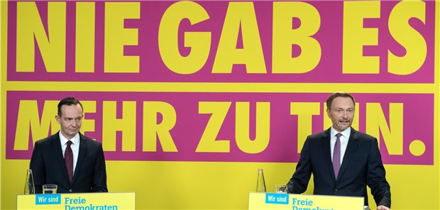 Wahlprogramm: Liberale setzen auf freien Arztberuf Christian Lindner (rechts), Bundesvorsitzender der FDP, und Volker Wissing, FDP-Generalsekretär, stellen in Berlin den Entwurf des Bundestagswahlprogramms vor.