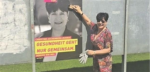 Wahlziel: Wieder Gesundheitsausschuss! Christine Aschenberg-Dugnus (FDP) klebt Plakate in ihrem Wahlkreis. Wenn sie auf Wahlveranstaltungen ist, hält ihr Mann ihr zu Hause den Rücken frei.