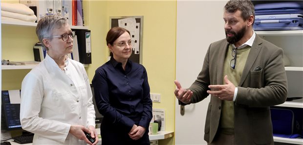 Südvorpommern wirbt mit Besuchsprojekt um Ärzte Christine Bahr (l.), Kardiologin in Pasewalk, Heike Hagen, Hausärztin in Torgelow, und Michael Sack (CDU), Landrat des Landkreises Vorpommern-Greifswald, informieren bei einem Pressetermin über das Projekt "Landpartie Medizin – Landarzt erleben".