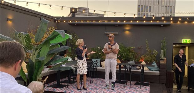 Christine Neumann-Grutzeck, Präsidentin des Berufsverbands Deutscher Internistinnen und Internisten (BDI), und Keynote-Speaker Dr. Ijad Madisch, CEO der Forscher-Plattform ResearchGate, beim Pre-Opening des BDI Hauptstadtforums über den Dächern von Berlin. Der erfolgreiche Start-up-Gründer Madisch sprach über Digitalisierung und Innovationskultur im Gesundheitswesen.