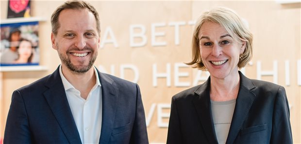 Christoph Habereder (l.) und Dr. Susanne Fiedler von Organon sehen noch einen erheblichen ungedeckten medizinischen Bedarf in der Frauengesundheit.
