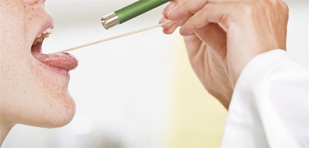Ständiges Räuspern - das kann dahinterstecken Chronischer Husten, Heiserkeit und ständiges Räuspern kann auf einen Reflux hindeuten - aber oft steckt auch eine Allergie dahinter.