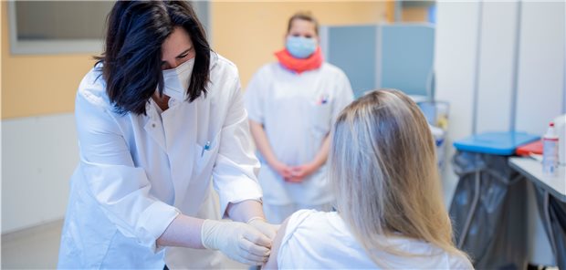 Patientenbeauftragte wirbt für Corona-Impfungen, indem sie selbst Hand anlegt Claudia Schmidtke, Patientenbeauftragte der Bundesregierung, legt selbst Hand an im UKSH in Lübeck.