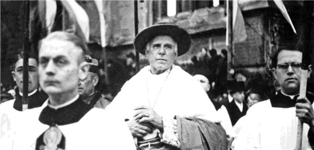 Predigten wider die „Euthanasie“: Ein Bischof wird zum Staatsfeind Clemens August Graf von Galen (M), seit 1933 Bischof von Münster/Westfalen, in einer undatierten Aufnahme.