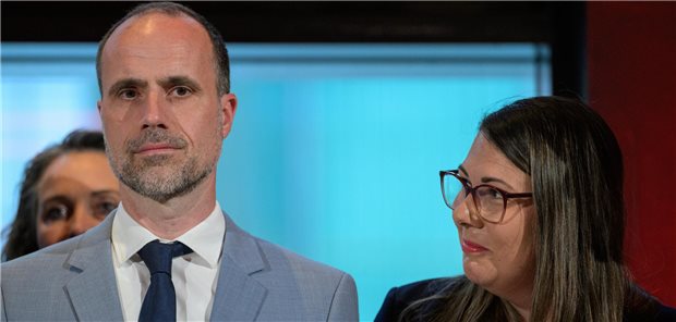 Clemens Hoch, designierter Minister für Wissenschaft, Weiterbildung und Gesundheit in Rheinland-Pfalz, und die künftige Staatssekretärin Tamara Müller bei der Vorstellung der SPD-Regierungsmitglieder am Montag in Mainz.