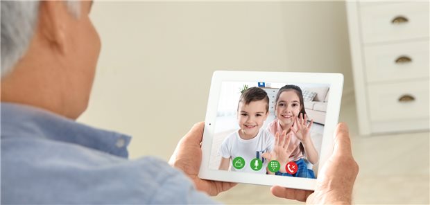 Grüne: Besuchsverbote in Heimen nur, wenn absolut nötig Closeup view of senior man talking with grandchildren via video chat at home