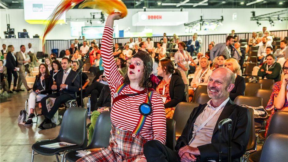 Clownin Fibi (Julia de Boor) von den Berliner Klinikclowns weiß, wie wichtig Hum...