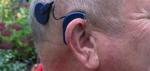 Licht lässt Taube besser hören Cochlea-Implantate sollen durch eine neue Technologie noch leistungsstärker werden.