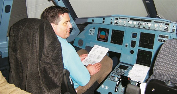 Cockpit statt Op: Chirurg Professor Emilio Dominguez im Simulator.