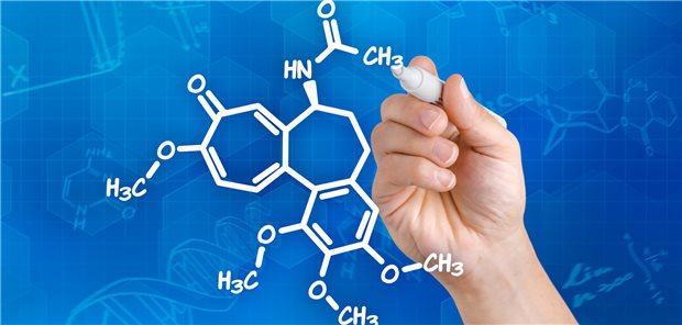 Eine Hand zeichnet chemische Strukturformel von Colchicin.