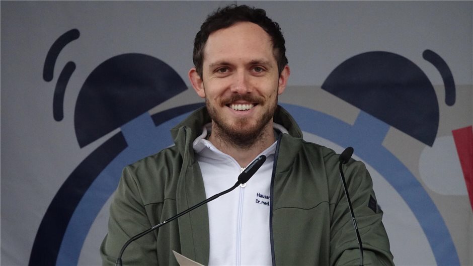 Comedian Max Osswald sprang kurzerhand als Sprecher der Patienten ein und hatte ...