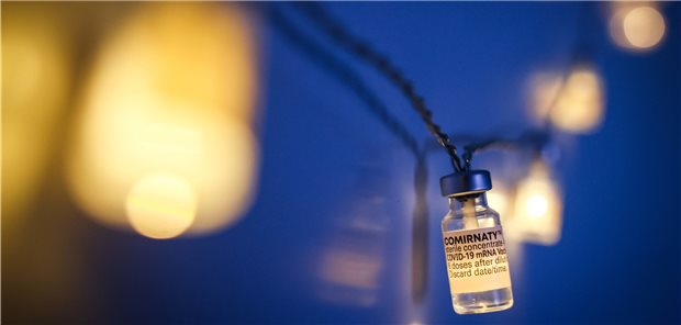 Lichterketten aus leeren Corona-Impfstofffläschchen Comirnaty®-Lichterkette in der
Praxis von Jens Lepczynski.