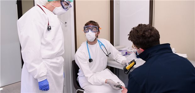 Container Ambulanz Tübingen Ende März 2020: Eine Ärztin (li) und ein Medizinstudent bei der ambulanten Versorgung von Patienten. Unterstützung bei der COVID-Versorgung, für viele Medizinstudierende war und ist das Alltag.