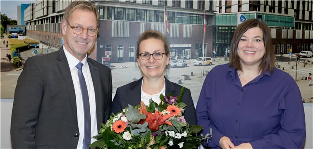 UKE holt Corinna Wriedt aus Lübeck Corinna Wriedt (Mitte) wird zum 1. Juli 2024 Kaufmännische Direktorin am Universitätsklinikum Hamburg-Eppendorf. Senatorin Katharina Fegebank und UKE-Vorstandschef Professor Christian Gerloff gratulieren.