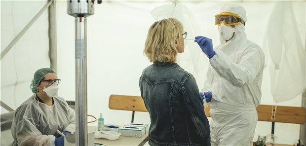Acht von zehn bayerischen Corona-Infizierten in der Praxis versorgt Corona-Abstrich im Testzelt: So wie hier im bayerischen Gmund haben viele Ärzte eigene Testlösungen aufgebaut.