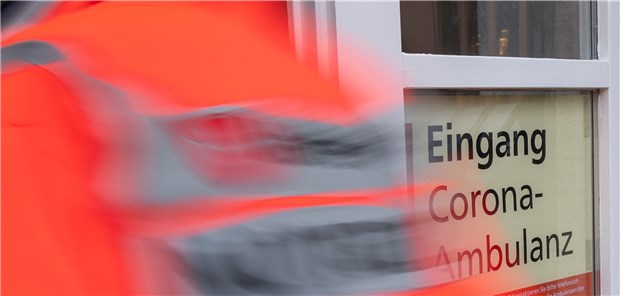 Corona-Ambulanz in Dresden: Patienten mit COVID-19-Erkrankungen zeigen im Median erst etwa fünf Tage nach Infektion typische Symptome.