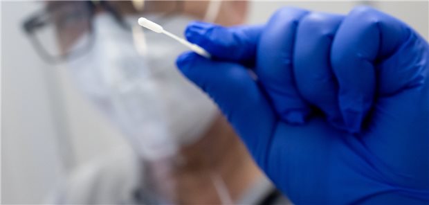 Kritik an Einigung über Corona-Testverordnung: Ärzte sehen sich als „Gelackmeierte“ Corona-Bürgertest: Die Tests können auch in Arztpraxen durchgeführt werden. Und hier helfe die Vereinbarung, die BMG und KBV nun getroffen haben, gar nicht, denn die Bürokratie für die Praxen bleibe, so die Kritik aus Ärzteverbänden.