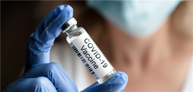 Corona-Impfstoff: Ein Mann hat sich nach eigenen Angaben aus persönlichen Gründen 217-mal vakzinieren lassen. Das Immunsystem arbeitet bei ihm völlig normal. Bestimmte Abwehrzellen und Antikörper gegen SARS-CoV-2 kommen sogar deutlich häufiger vor als bei Menschen, die nur drei Impfungen erhalten haben.