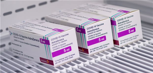 Corona-Impfstoff im Kühlschrank eines bayerischen Impfzentrums. Schon bald könnte dieser auch in den Arztpraxen liegen und verimpft werden.