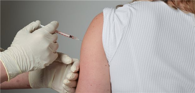 Corona-Impfung: Allergische Reaktionen gegen SARS-CoV-2-Impfstoffe traten in einer spanischen Studie am häufigsten bei Frauen im mittleren Alter und einer allergischen Vorgeschichte auf.