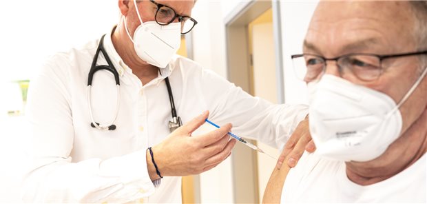 COVID-Impfung: KVen und Kassen wohl weit entfernt von Honorareinigung Corona-Impfung: Künftig zahlen die Krankenkassen dafür. Nur wie viel, ist noch ungeklärt. (Symboldbild mit Fotomodell)