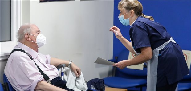 Druck auf UK-Hausärzte steigt wegen Corona-Impfungen Corona-Impfung im Pentlands Medical Centre in Edinburgh. Viele NHS-Praxen im Vereinigten Königreich sind überfordert.