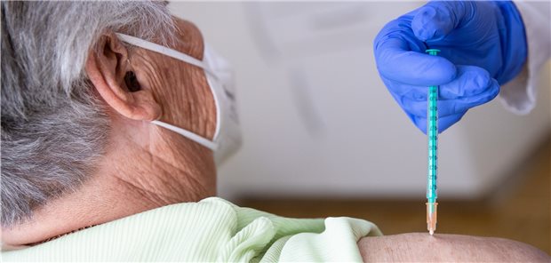 Corona-Impfung in einer Hausarztpraxis: Seit April impfen die Praxen mit, doch die bürokratischen Zusatzarbeiten sind hoch.