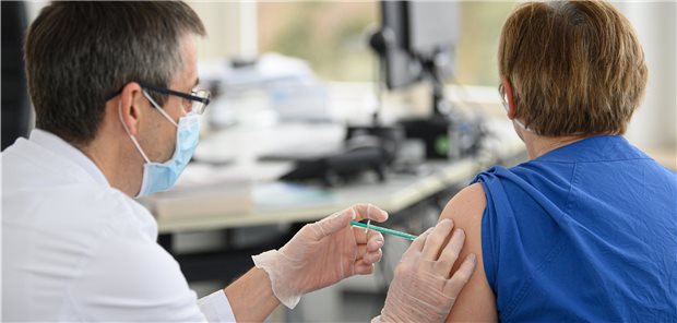 NRW stoppt COVID-19-Impfungen in Kliniken wegen Lieferengpässen Corona-Impfung in einer Klinik in Sachsen am 19. Januar: Nicht überall fallen Klinikmitarbeiter wegen der Lieferengpässe aus den Impfprogrammen heraus.